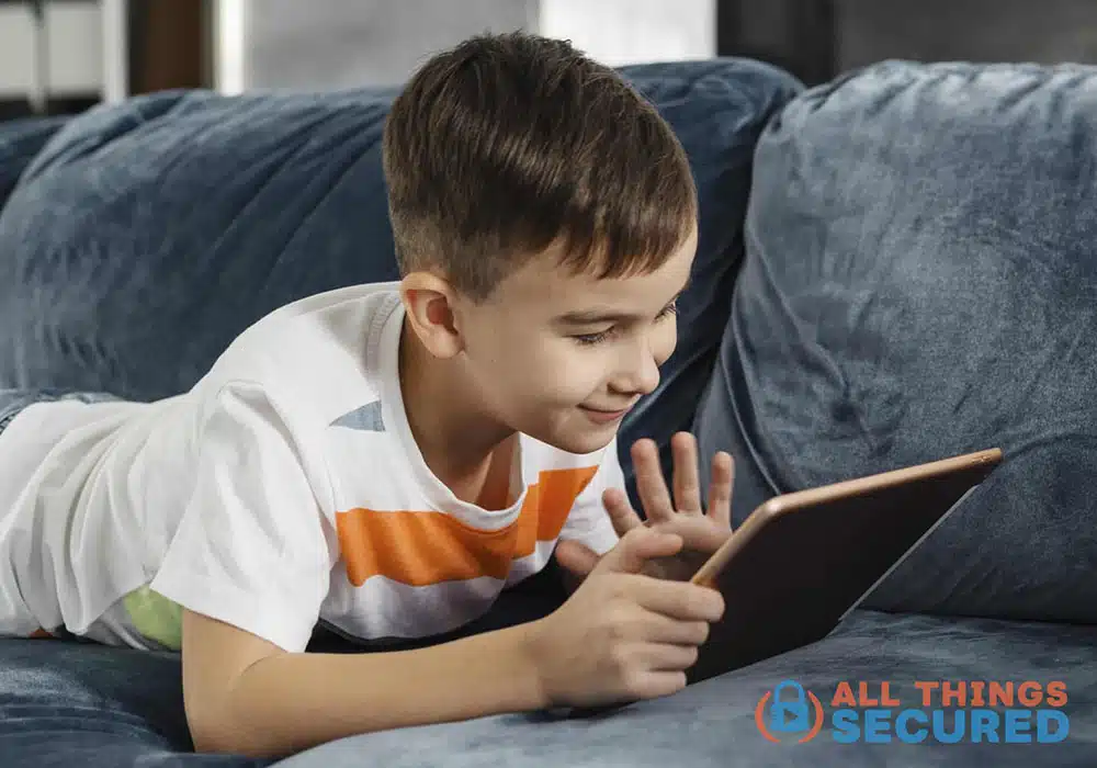 kid on ipad